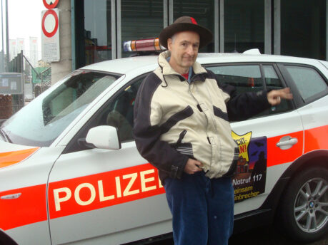 Heinz erkundet die Welt der Polizei
