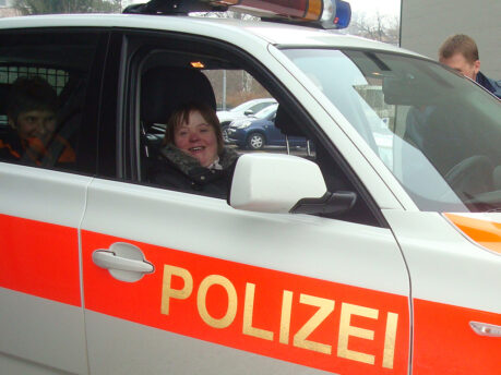 Fabienne roule dans une voiture de police