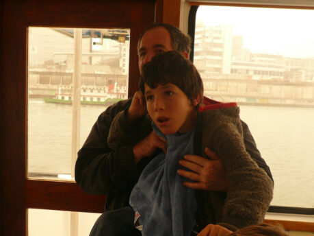 Elias fährt auf dem Frachtschiff den Rhein entlang