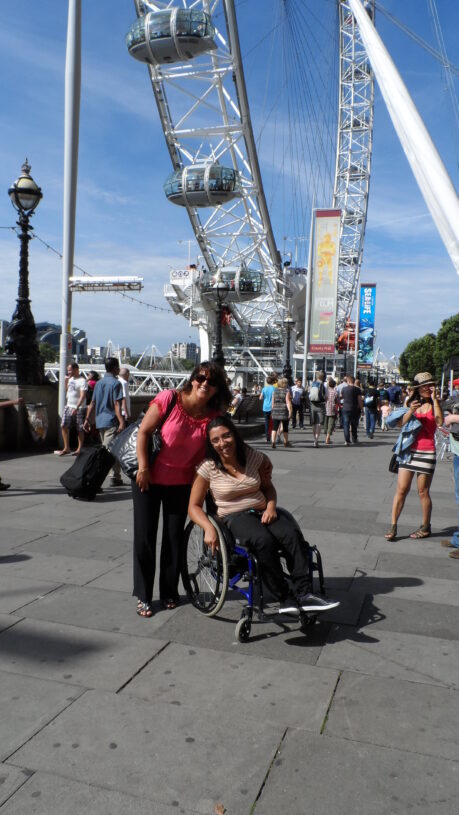 Tais mit ihrer Mutter vor dem London Eye