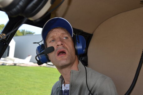 Olivier im Cockpit des Helikopters