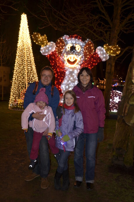 Romina mit ihrer Familie im Europapark