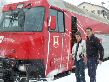 Rinaldo prend la place du copilote dans la locomotive des RhB 