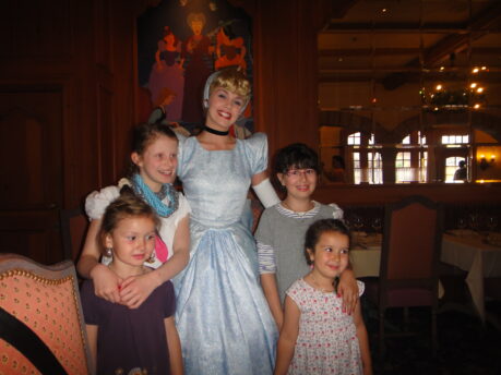 Romina mit ihren Freundinnen und Cinderella