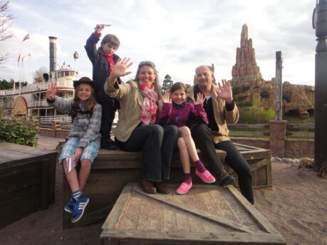Tamara mit Familie im Disneyland