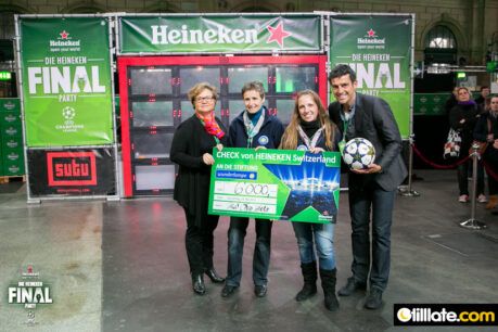 Checkübergabe beim Heineken Public Viewing