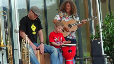 Tobias musiziert mit dem Duo „Leierchischte“