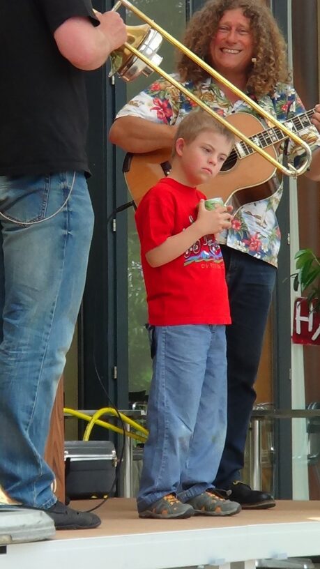 Tobias musiziert mit dem Duo „Leierchischte“