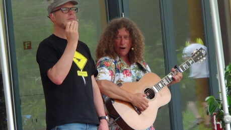 Tobias musiziert mit dem Duo „Leierchischte“