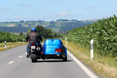 Markus auf Erkundungstour in einem Seitenwagen