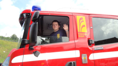 Fabian als Feuerwehrmann unterwegs