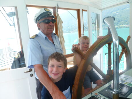 Manuel et Nicola aux commandes du bateau à vapeur « Lötschberg » 