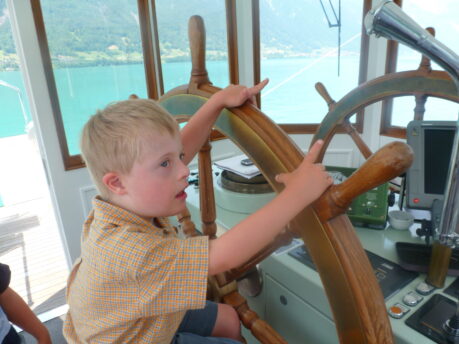 Manuel et Nicola aux commandes du bateau à vapeur « Lötschberg » 