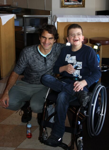 Roger Federer zaubert seinem jungen Fan ein Lächeln ins Gesicht