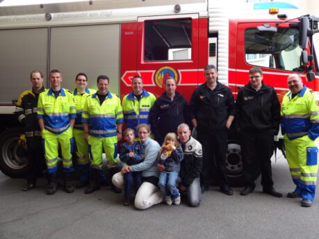 Lars mit seiner Familie zu Besuch bei der Feuerwehr in Küsnacht
