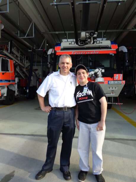 Micael zu Besuch bei der Feuerwehr am Airport in Frankfurt