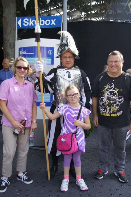 Carole bei Trommeln und Dudelsack am Basel Tattoo