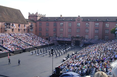 Carole bei Trommeln und Dudelsack am Basel Tattoo