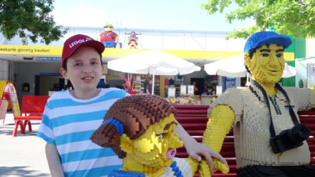 Alejandro fährt Achterbahn im Legoland 