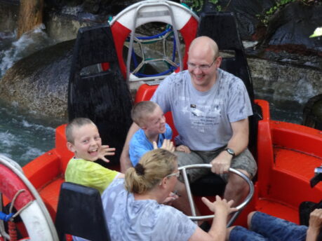 Daniel fährt Eisbahn im Europapark