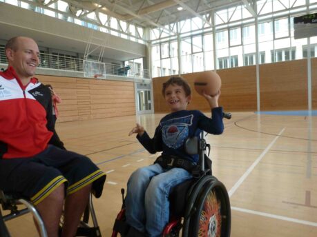 Nathanael mit den Basketball Paralympics unterwegs