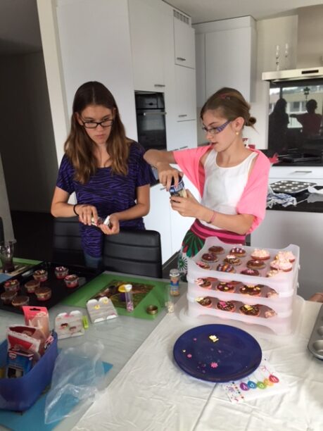 Jasmin und Vivienne am backen